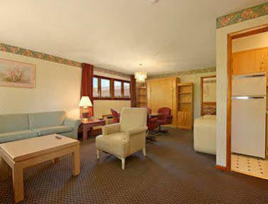 Ramada By Wyndham Flemington Hotell Exteriör bild